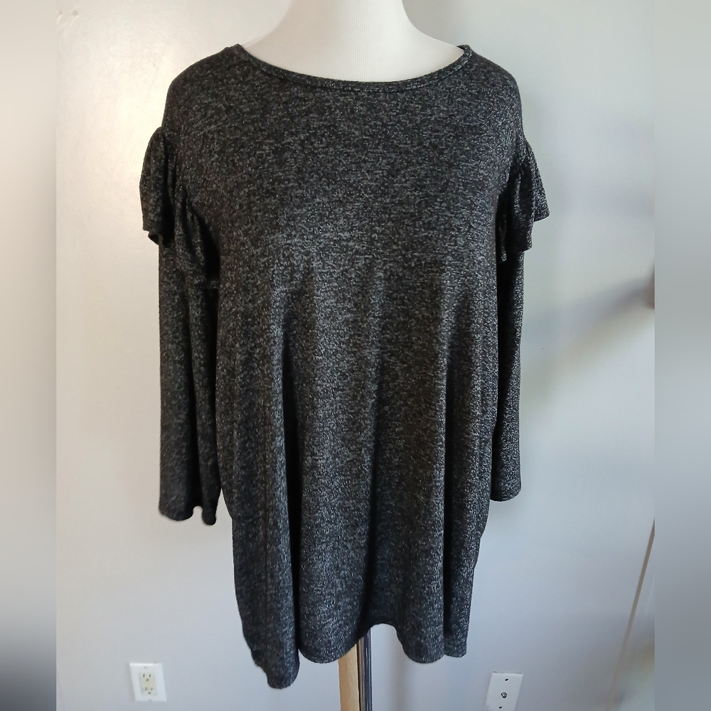 Ava & Viv 2X charcoal blouse with ruffle shoulders